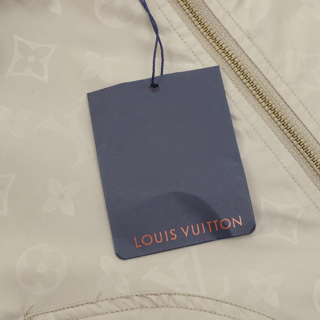 🅿️570 Louis Vuitton/Louis Vuitton All-over Printed Presbyopic Workwear Pocket Windbreaker Zipper Jacket Purchase the original version and have it printed immediately. The fabric is made of custom densely spun technical fabric that is light and thin, and the upper body is silky and breathable. Infrared positioning cutting, workwear-style windbreaker design, the upper body is invincible and versatile. All details are customized and developed, and all hardware and accessories are restored to ZP. Size：XS-L